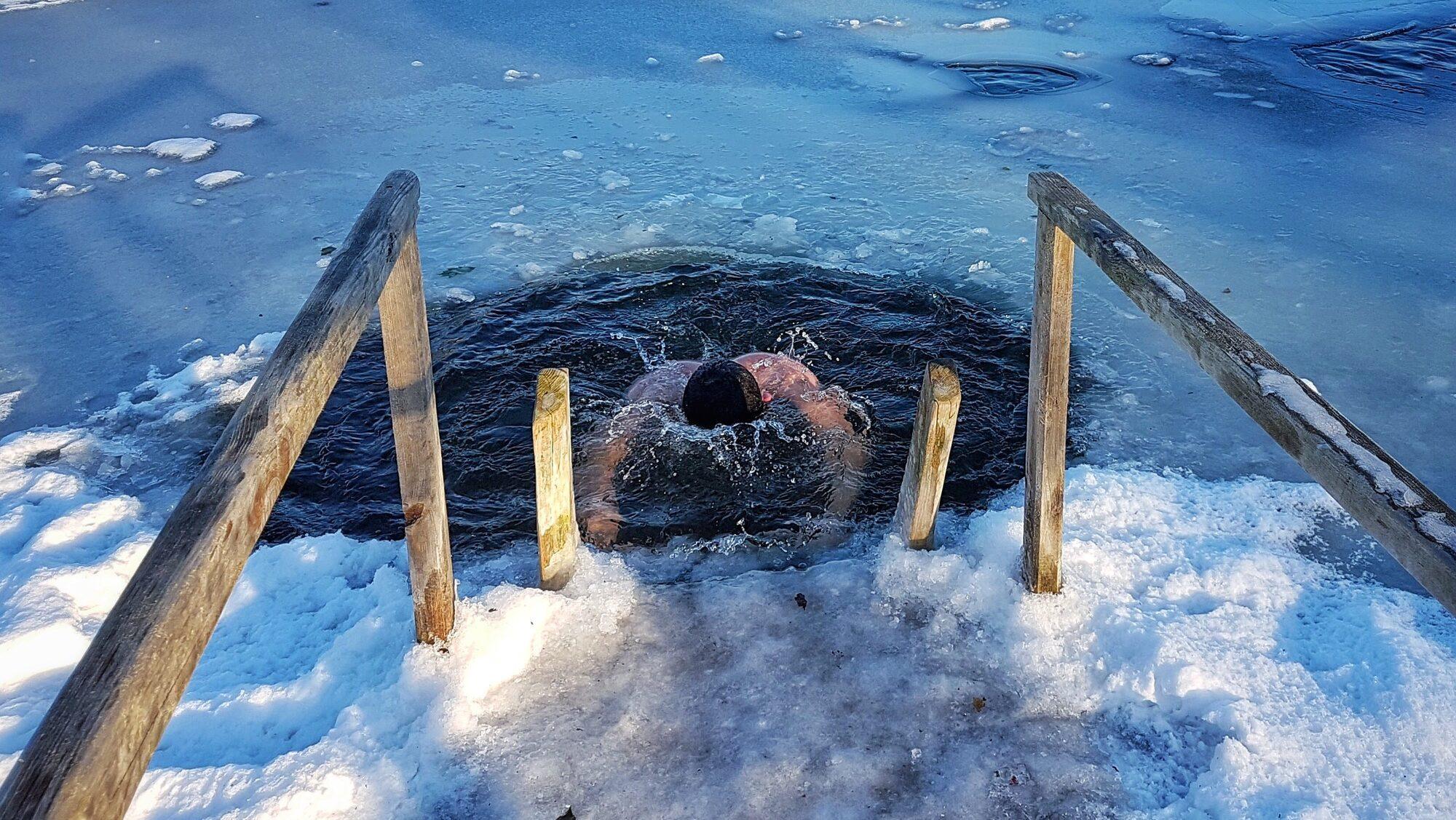 Eisbaden in Schweden im Winter inn Winterlandschlaft Lapplands